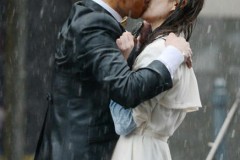 四年前，“冰花美男”沿着4.5公里的山路步行上学。接下来发生了什么？