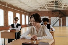网上查不到毕业证书。安庆师范学院：之前的工作人员有误，请重新发布！