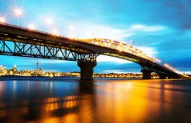 奥克兰海港大桥：横跨水天的壮丽之桥